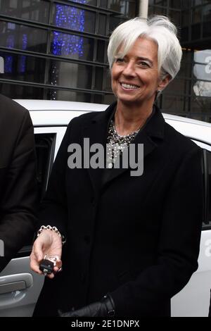 Christine Lagarde, die französische Ministerin für Wirtschaft, Finanzen und Industrie, fährt am 20. Januar 2011 in Paris einen Ion Peugeot voll-Elektrowagen. Das Wirtschaftsministerium wird den viertürigen City-Ion-Wagen mit vier Sitzplätzen nutzen, der Ende 2010 eingeführt wurde. Foto von Stephane Lemouton/ABACAPRESS.COM Stockfoto