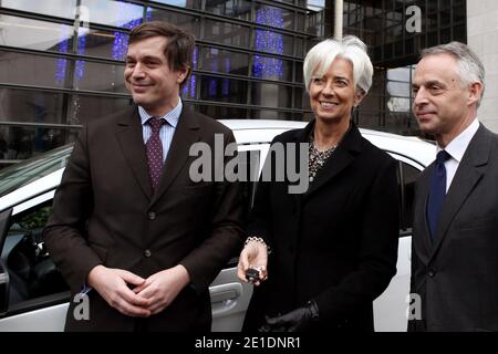 Christine Lagarde, die französische Ministerin für Wirtschaft, Finanzen und Industrie, fährt am 20. Januar 2011 in Paris einen Ion Peugeot voll-Elektrowagen. Das Wirtschaftsministerium wird den viertürigen City-Ion-Wagen mit vier Sitzplätzen nutzen, der Ende 2010 eingeführt wurde. Foto von Stephane Lemouton/ABACAPRESS.COM Stockfoto