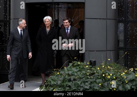 Die französische Ministerin für Wirtschaft, Finanzen und Industrie Christine Lagarde flankiert Peugeot-Geschäftsführer Vincent Rambaud kommt am 20. Januar 2011 zum Antrieb eines Ion Peugeot voll elektrisch in Paris, Frankreich. Das Wirtschaftsministerium wird den viertürigen City-Ion-Wagen mit vier Sitzplätzen nutzen, der Ende 2010 eingeführt wurde. Foto von Stephane Lemouton/ABACAPRESS.COM Stockfoto