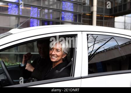 Christine Lagarde, die französische Ministerin für Wirtschaft, Finanzen und Industrie, fährt am 20. Januar 2011 in Paris einen Ion Peugeot voll-Elektrowagen. Das Wirtschaftsministerium wird den viertürigen City-Ion-Wagen mit vier Sitzplätzen nutzen, der Ende 2010 eingeführt wurde. Foto von Stephane Lemouton/ABACAPRESS.COM Stockfoto