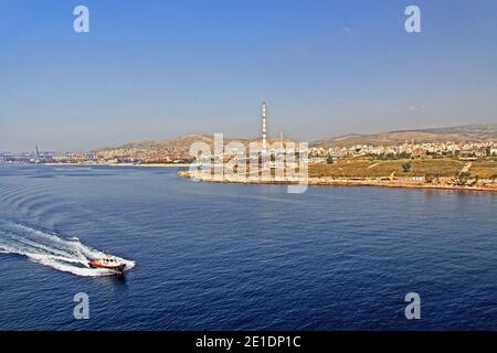 Schlepper Richtung Hafen von Piräus, Athen, Griechenland Stockfoto
