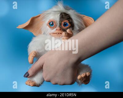 Spielzeug Gremlin Gizmo, handgefertigt in einer Mischtechnik aus Kunstfell und Fimo Stockfoto