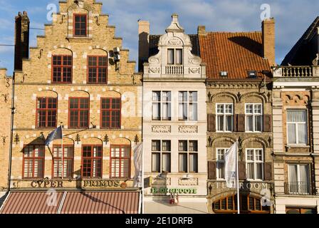 Geschäfte und Cafés im Grote Markt, mit der Lakenhalle hinten, Ypern, Belgien. Stockfoto