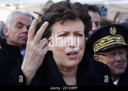 La ministre des Solidarités Roselyne Bachelot-Narquin et le maire de Bordeaux Alain Juppé, ministre de la Défense, mangent une part de galette des rois, le 22 janvier 2011 à Bordeaux, Lors de leur visite d'un stand associatif dans le cadre de la première journée régionale de la lutte contre la Solitude.Foto von Patrick Bernard/ABACAPRESS.COM Stockfoto