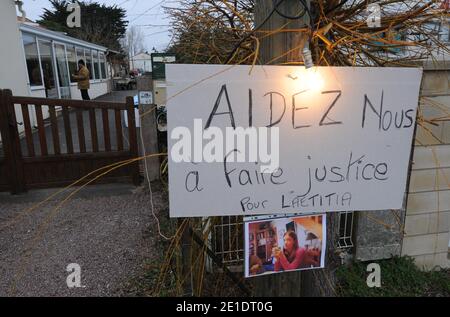 AUSSCHLUSSF. Les Parents de Laetitia Perrais devant leur maison à Pornic, France le 23 Janvier 2011. Foto von Mousse/ABACAPRESS.COM Stockfoto