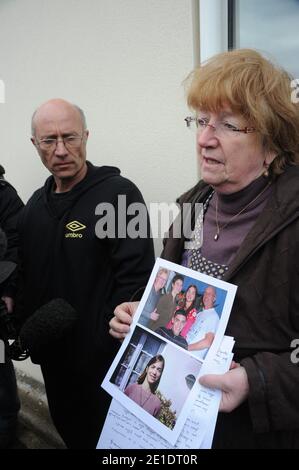 Les Parents de Laetitia Perrais ont organisé une Conference de Presse devant la maison familiale à Pornic, France le 23 Janvier 2011. Tony Meilhon, le principal suspect dans cette affaire a été mis en examen et ecroué. Foto von Mousse/ABACAPRESS.COM Stockfoto