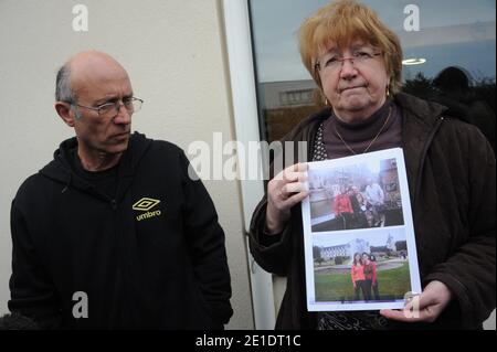 Les Parents de Laetitia Perrais ont organisé une Conference de Presse devant la maison familiale à Pornic, France le 23 Janvier 2011. Tony Meilhon, le principal suspect dans cette affaire a été mis en examen et ecroué. Foto von Mousse/ABACAPRESS.COM Stockfoto