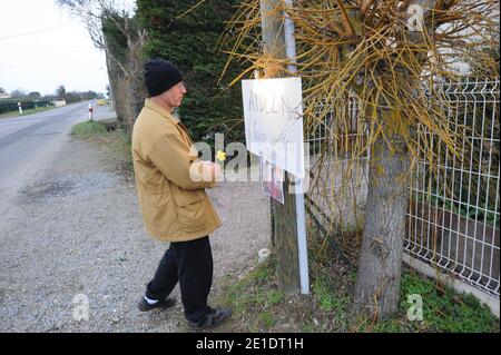 AUSSCHLUSSF. Les Parents de Laetitia Perrais devant leur maison à Pornic, France le 23 Janvier 2011. Foto von Mousse/ABACAPRESS.COM Stockfoto