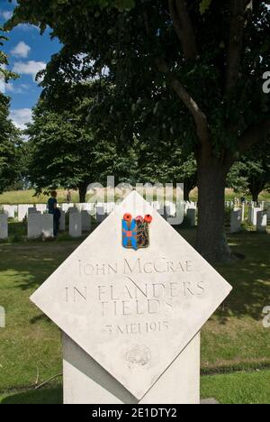 Denkmal für John McCrae, der das Gedicht „in Flanders Fields“ in der Nähe schrieb, auf dem British Military Cemetery der Essex Farm, Ypern, Belgien. Stockfoto