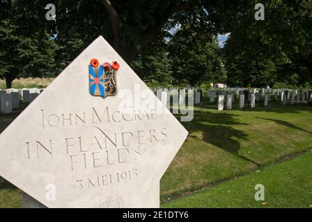 Denkmal für John McCrae, der das Gedicht „in Flanders Fields“ in der Nähe schrieb, auf dem British Military Cemetery der Essex Farm, Ypern, Belgien. Stockfoto