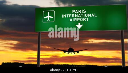 Flugzeug Silhouette Landung in Paris Frankreich. City Ankunft mit Flughafen Richtung Schild und Sonnenuntergang im Hintergrund. Reise- und Transportkonzept 3 Stockfoto