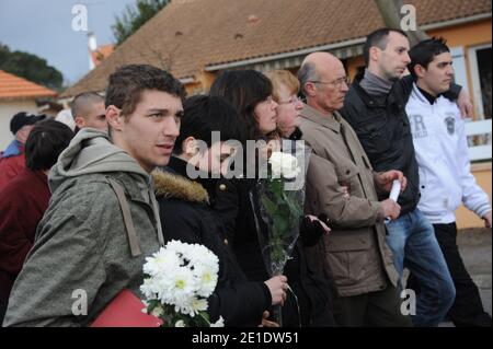 Kevin et Jessica Perrais, soeur jumelle de Laetitia, Gilles and Michelle Patron lors d'une marche organizee en memoire de Laetitia Perrais a Pornic, France, le 24 janvier 2011. Foto von Mousse/ABACAPRESS.COM Stockfoto