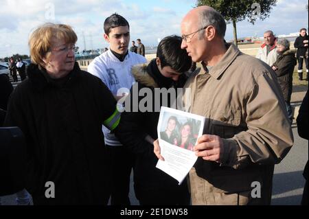 Michelle et Gilles Patron, Jessica Perrais, soeur jumelle de Laetitia, lors d'une marche organizee en memoire de Laetitia Perrais a Pornic, France, le 24 janvier 2011. Foto von Mousse/ABACAPRESS.COM Stockfoto