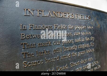 Plakette am Standort John McCrae, eine Gedenkstätte für den 1. Weltkrieg, benannt nach John McCrae, der hier in der Nähe von Ypern, Belgien, ein Gedicht „in Flanders Fields“ schrieb. Stockfoto