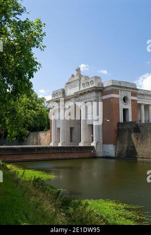 Menin Gate Memorial to the Missing, ein britisches Commonwealth Memorial für Soldaten, die im Ersten Weltkrieg getötet wurden, deren Gräber unbekannt sind, Ypern, Belgien. Stockfoto