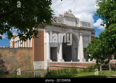 Menin Gate Memorial to the Missing, ein britisches Commonwealth Memorial für Soldaten, die im Ersten Weltkrieg getötet wurden, deren Gräber unbekannt sind, Ypern, Belgien. Stockfoto