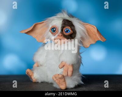 Spielzeug Gremlin Gizmo, handgefertigt in einer Mischtechnik aus Kunstfell und Fimo Stockfoto