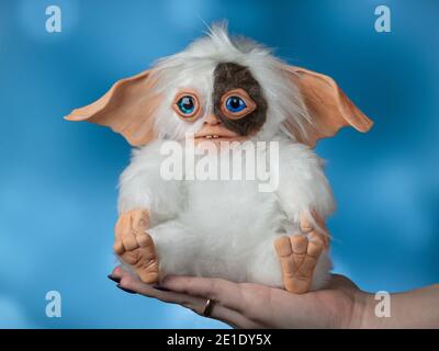 Spielzeug Gremlin Gizmo, handgefertigt in einer Mischtechnik aus Kunstfell und Fimo Stockfoto