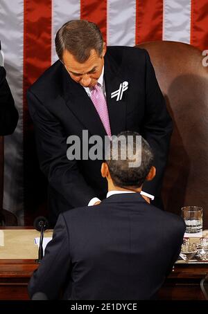 US-Präsident Barack Obama prüft die Hände mit dem Sprecher des Repräsentantenhauses John Boehner (R-OH), nachdem er eine gemeinsame Sitzung des Kongresses in Washington, DC, USA, 25. Januar 2011 sprach. Foto von Olivier Douliery/ABACAPRESS.COM Stockfoto