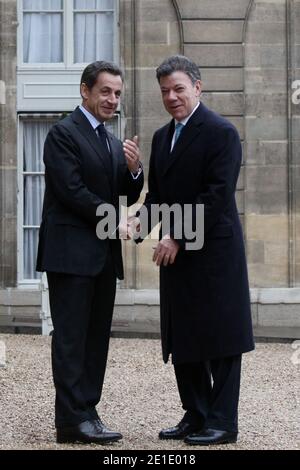 Der französische Präsident Nicolas Sarkozy schüttelt dem kolumbianischen Präsidenten Juan Manuel Santos die Hände vor einem Arbeitsessen im Pariser Elysee-Palast am 26. Januar 2011. Foto von Stephane Lemouton/ABACAPRESS.COM Stockfoto