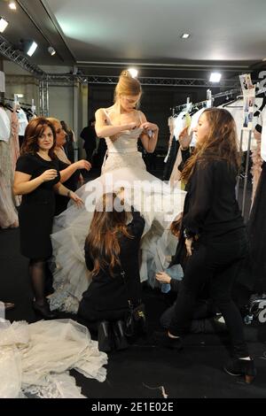 Libanese Designer Elie Saab backstage bei seiner Haute Couture Spring Summer 2011 im Theater National de Chaillot während der Paris Fashion Week, in Paris, Frankreich 26 Januar 2011. Foto von Nicolas Gouhier/ABACAPRESS.COM Stockfoto