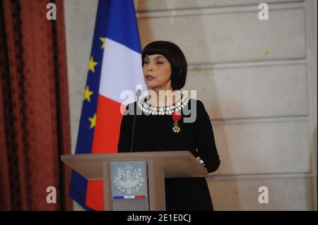 Die französische Sängerin Mireille Mathieu hält eine Rede, als sie am 26. Januar 2011 die Legion d'Honneur des französischen Präsidenten Nicolas Sarkozy im Elysee-Palast in Paris empfängt. Foto von Mousse/ABACAPRESS.COM Stockfoto