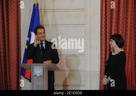 Der französische Präsident Nicolas Sarkozy hält eine Rede, während er am 26. Januar 2011 im Elysee-Palast in Paris eine Auszeichnung der französischen Sängerin Mireille Mathieu verleiht. Foto von Mousse/ABACAPRESS.COM Stockfoto