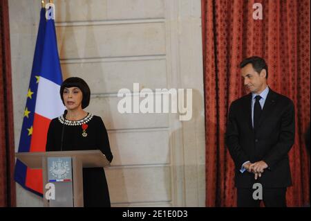 Die französische Sängerin Mireille Mathieu hält eine Rede, als sie am 26. Januar 2011 die Legion d'Honneur des französischen Präsidenten Nicolas Sarkozy im Elysee-Palast in Paris empfängt. Foto von Mousse/ABACAPRESS.COM Stockfoto