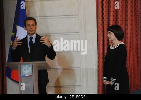 Der französische Präsident Nicolas Sarkozy hält eine Rede, während er am 26. Januar 2011 im Elysee-Palast in Paris eine Auszeichnung der französischen Sängerin Mireille Mathieu verleiht. Foto von Mousse/ABACAPRESS.COM Stockfoto