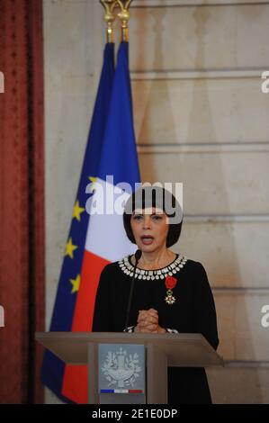 Die französische Sängerin Mireille Mathieu hält eine Rede, als sie am 26. Januar 2011 die Legion d'Honneur des französischen Präsidenten Nicolas Sarkozy im Elysee-Palast in Paris empfängt. Foto von Mousse/ABACAPRESS.COM Stockfoto