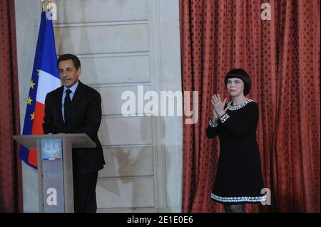 Der französische Präsident Nicolas Sarkozy hält eine Rede, während er am 26. Januar 2011 im Elysee-Palast in Paris eine Auszeichnung der französischen Sängerin Mireille Mathieu verleiht. Foto von Mousse/ABACAPRESS.COM Stockfoto