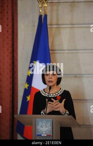 Die französische Sängerin Mireille Mathieu hält eine Rede, als sie am 26. Januar 2011 die Legion d'Honneur des französischen Präsidenten Nicolas Sarkozy im Elysee-Palast in Paris empfängt. Foto von Mousse/ABACAPRESS.COM Stockfoto