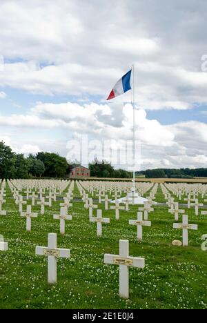Gräber französischer Soldaten des Ersten Weltkriegs auf dem französischen Nationalen Militärfriedhof in Saint-Charles-de-Potyze, Flandern, Belgien. Stockfoto