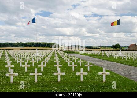 Gräber französischer Soldaten des Ersten Weltkriegs auf dem französischen Nationalen Militärfriedhof in Saint-Charles-de-Potyze, Flandern, Belgien. Stockfoto