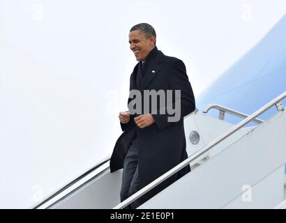 U. S. Präsident Barack Obama trifft am 26. Januar 2011 auf dem internationalen Flughafen Austin Straubel in Green Bay, Wisconsin, ein. Präsident Obama, Vizepräsident Joe Biden und andere Mitglieder des Kabinetts des Präsidenten reisten am Mittwoch durch das Land, um die Bemühungen der Regierung um den Wiederaufbau der amerikanischen Wirtschaft hervorzuheben. Foto von Brian Kersey/UPI/ABACAPRESS.COM Stockfoto