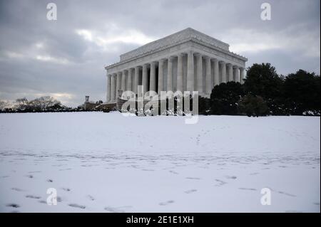 Das Lincoln Memorial nach einem schweren Schneesturm in Washington, DC, USA, 27. Januar 2011. Mehr als 400,000 Einwohner der Gegend von Washington, DC, wurden nach dem Schneesturm in der letzten Nacht ohne Strom gelassen. Foto von Olivier Douliery/ ABACAPRESS.COM Stockfoto