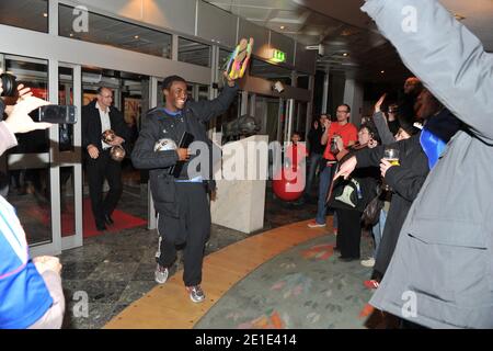 Der Franzose Luc Abalo feiert seine Goldmedaille mit Fans und Anhängern nach dem finalen Spiel der Männer-Handball-Weltmeisterschaft zwischen Frankreich und Dänemark in der Malmo Arena in Malmo, Schweden am 30. Januar 2011. Frankreich gewann 37-35 pro Person. Foto von Nicolas Gouhier/ABACAPRESS.COM Stockfoto