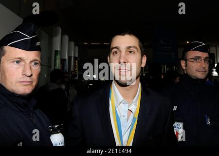 Michael Guigou, Handball-Weltmeister 2011, kommt am 31. Januar 2011 aus Schweden am Flughafen Roissy in der Nähe von Paris an, einen Tag nachdem sie das Finale der Handball-Weltmeisterschaft gegen Dänemark gewonnen hatten. Frankreich gewann 37-35 gegen P., um vier Meister zu werden: Olympiasieger 2008, Weltmeister 2009, Europameister 2010 und Weltmeister 2011. Foto von Henri Szwarc/ABACAPRESS.COM Stockfoto