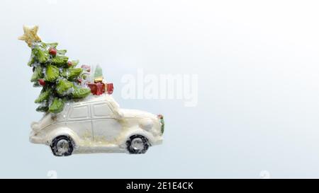 Weihnachten Hintergrund mit Auto Spielzeug, trägt das Auto den Weihnachtsbaum und Geschenke, close-up. Mit Kopierbereich. Hochwertige Fotos Stockfoto