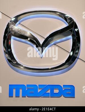 Das Mazda-Logo auf dem Display auf der 2011 Washington Auto Show 31. Januar 2011 im Washington Convention Center in Washington, DC. Die Shows finden vom 28. Januar bis 6. Februar statt.Foto von Olivier Douliery/ABACAPRESS.COM Stockfoto