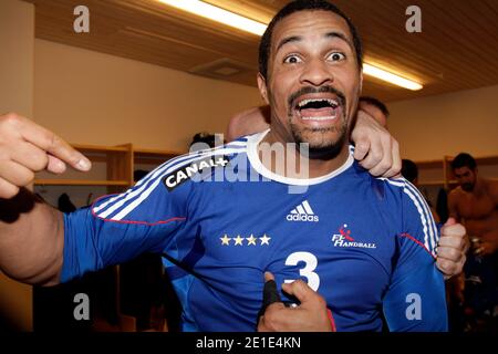 Der französische Didier Dinart in der Umkleidekabinen feiert am 30. Januar 2011 den Sieg beim Finale der Männer-Handball-Weltmeisterschaft gegen Dänemark in der Malmo Arena in Malmo, Schweden. Frankreich gewann 37-35 pro Person. Foto von ABACAPRESS.COM Stockfoto