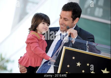 Schauspieler Adam Sandler mit seiner Tochter Sunny Madeline nimmt an der Zeremonie Teil, bei der er am 1. Februar 2011 auf dem Hollywood Walk of Fame in Los Angeles, Kalifornien, mit dem 24,31. Stern geehrt wird. Foto von Lionel Hahn/AbacaUsa.com Stockfoto