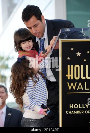 Schauspieler Adam Sandler mit seinen Töchtern Sunny Madeline und Sadie Madison nehmen an der Zeremonie Teil, bei der er am 1. Februar 2011 auf dem Hollywood Walk of Fame in Los Angeles, Kalifornien, mit dem 24,31. Stern geehrt wird. Foto von Lionel Hahn/AbacaUsa.com Stockfoto