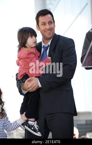 Schauspieler Adam Sandler mit seiner Tochter Sunny Madeline nimmt an der Zeremonie Teil, bei der er am 1. Februar 2011 auf dem Hollywood Walk of Fame in Los Angeles, Kalifornien, mit dem 24,31. Stern geehrt wird. Foto von Lionel Hahn/AbacaUsa.com Stockfoto