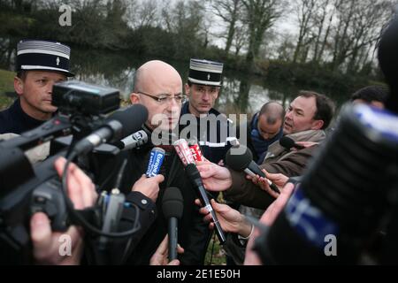 Le Corps de Laetitia Perrais, disparue depuis deux semaines, a été retrouvé mardi dépecé dans un Plan d'Eau situé sur la commune de Lavau-sur-Loire, Loire-Atlantique, Frankreich, le 1er Fevrier 2011. Son autopsie a montré qu'elle était morte étranglée. Foto von ABACAPRESS.COM Stockfoto