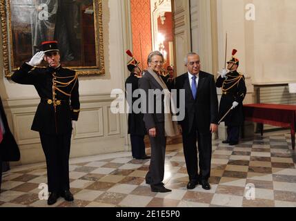 Der französische Außenminister Michele Alliot-Marie unterzeichnet am 3. Februar 2011 in Paris einen Vertrag mit dem palästinensischen Premierminister Salam Fayyad. Foto von Mousse/ABACAPRESS.COM Stockfoto