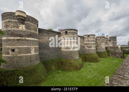 Außenmauer des Château d'Angers, ein Schloss in der Stadt Angers im Loire-Tal, im Département Maine-et-Loire, Frankreich Stockfoto