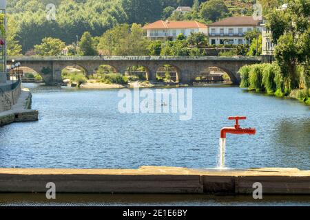 Landschaft des Flusses Vouga in den Thermalbädern von São Pedro do Sul in Portugal, mit dem berühmten Brunnen in Form eines riesigen Zapfens. Stockfoto