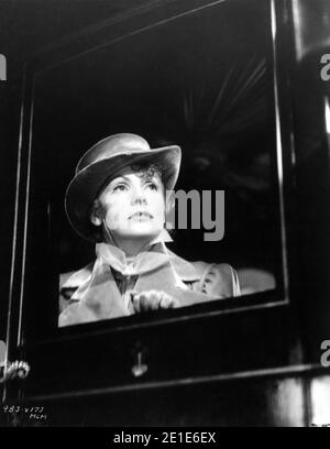 GRETA GARBO ehrliches Porträt im Reisebus während der Dreharbeiten zur EROBERUNG Aka MARIE WALEWSKA 1937 Regisseur CLARENCE BRAUNE Kleider von Gilbert Adrian Metro Goldwyn Mayer Stockfoto