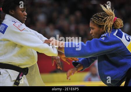 Die französische Clarisse Agbegnenou (Weiß) tritt beim IJF Grand Slam International Turnier im Bercy Stadium in Paris am 5. Februar 2011 in der Kategorie Frauen -52 kg an. Foto von Christophe Guibbaud/ABACAPRESS.COM Stockfoto